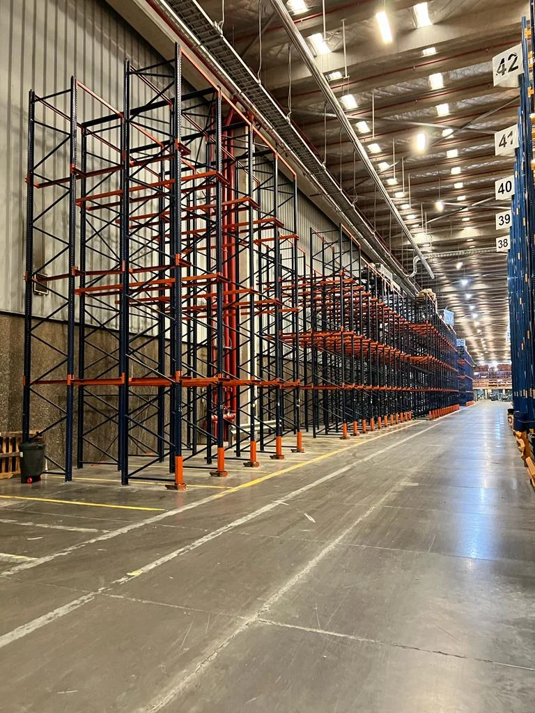 Montaje de Estanterías Ranuradas